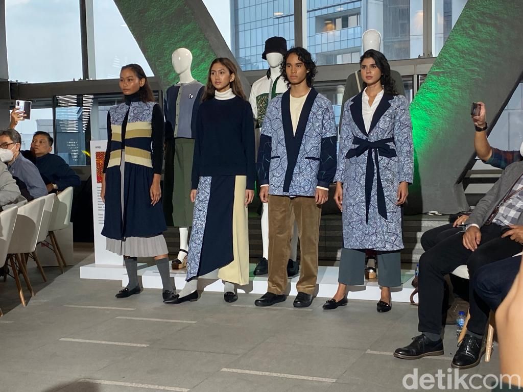 Koleksi Re.Uniqlo Karya Adrie Basuki