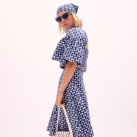 Koleksi Kate Spade Spring 2023. Kate Spade menghadirkan busana dengan semburan warna hijau yang khas bersamaan dengan warna pink, kuning, biru dan merah yang cerah dan berani. Foto: Dok. Kate Spade.