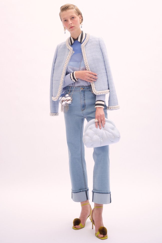 Koleksi Kate Spade Spring 2023. Kate Spade menghadirkan busana dengan semburan warna hijau yang khas bersamaan dengan warna pink, kuning, biru dan merah yang cerah dan berani. Foto: Dok. Kate Spade.