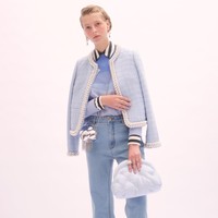 Koleksi Kate Spade Spring 2023. Kate Spade menghadirkan busana dengan semburan warna hijau yang khas bersamaan dengan warna pink, kuning, biru dan merah yang cerah dan berani. Foto: Dok. Kate Spade.