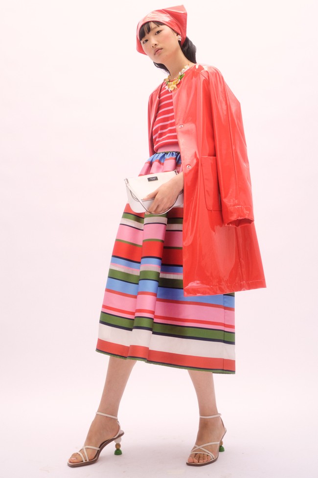 Koleksi Kate Spade Spring 2023. Kate Spade menghadirkan busana dengan semburan warna hijau yang khas bersamaan dengan warna pink, kuning, biru dan merah yang cerah dan berani.  Foto: Dok. Kate Spade.