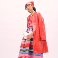 Koleksi Kate Spade Spring 2023. Kate Spade menghadirkan busana dengan semburan warna hijau yang khas bersamaan dengan warna pink, kuning, biru dan merah yang cerah dan berani.  Foto: Dok. Kate Spade.