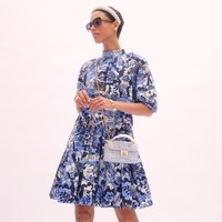 Koleksi Kate Spade Spring 2023. Kate Spade menghadirkan busana dengan semburan warna hijau yang khas bersamaan dengan warna pink, kuning, biru dan merah yang cerah dan berani. Foto: Dok. Kate Spade.