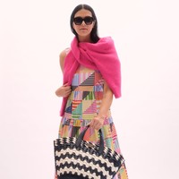 Koleksi Kate Spade Spring 2023. Kate Spade menghadirkan busana dengan semburan warna hijau yang khas bersamaan dengan warna pink, kuning, biru dan merah yang cerah dan berani. Foto: Dok. Kate Spade.