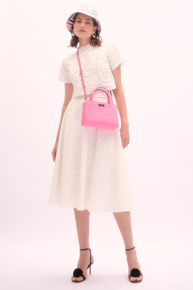 Koleksi Kate Spade Spring 2023. Kate Spade menghadirkan busana dengan semburan warna hijau yang khas bersamaan dengan warna pink, kuning, biru dan merah yang cerah dan berani. Foto: Dok. Kate Spade.