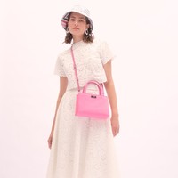 Koleksi Kate Spade Spring 2023. Kate Spade menghadirkan busana dengan semburan warna hijau yang khas bersamaan dengan warna pink, kuning, biru dan merah yang cerah dan berani. Foto: Dok. Kate Spade.