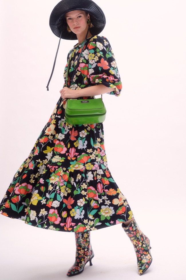 Koleksi Kate Spade Spring 2023. Kate Spade menghadirkan busana dengan semburan warna hijau yang khas bersamaan dengan warna pink, kuning, biru dan merah yang cerah dan berani. Foto: Dok. Kate Spade.