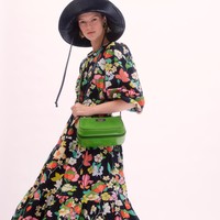 Koleksi Kate Spade Spring 2023. Kate Spade menghadirkan busana dengan semburan warna hijau yang khas bersamaan dengan warna pink, kuning, biru dan merah yang cerah dan berani. Foto: Dok. Kate Spade.