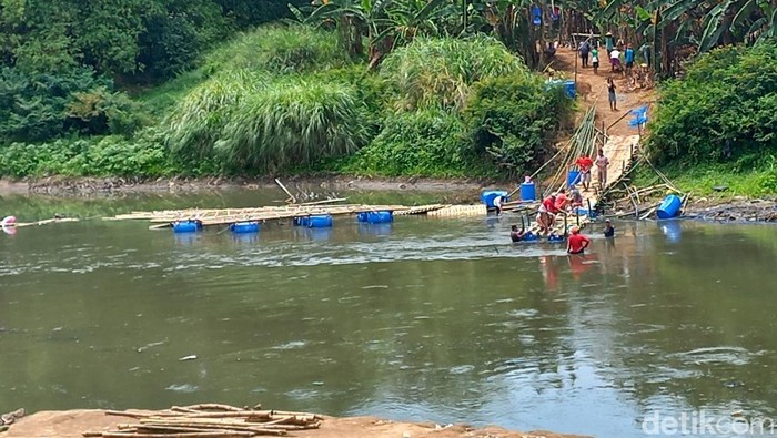 Kondisi jembatan sesek Gadingan Sukoharjo-Sangkrah Solo yang rusak, Jumat (30/9/2022).