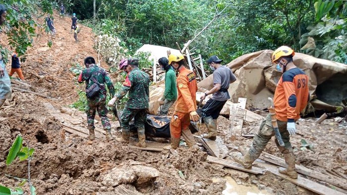 Tim SAR kembali menemukan 2 korban tewas akibat longsor di area tambang emas liar di Kotabaru, Kalimantan Selatan (Kalsel).