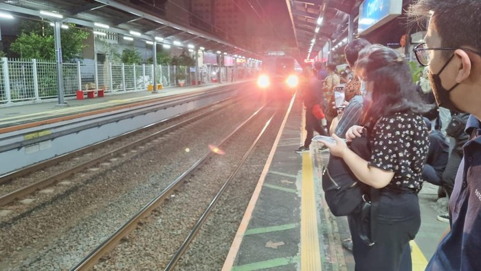 KRL Arah Nambo Jalan Lalu Balik Lagi ke Peron St Cawang, Penumpang Numpuk (Haris/detikcom)