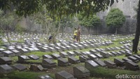Salah seorang pegawai TPU Astanaanyar Dadang Mulyono mengatakan TPU ini sudah ada sejak dulu. Bahkan, menurut Dadang, masih ada makam tua yang ada sejak 1904. Ini sudah lama sekali. Memang dari dulu. Orang-orang dimakamkan di sini. Dulu ini makam semua, beberapa di antaranya ada yang beralihfungsi jadi kantor dan rumah, kata Dadang.