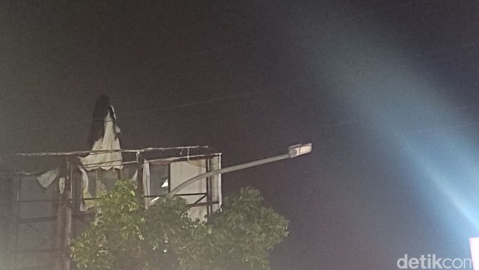 Kuntilanak mejeng di billboard Jalan Dipatiukur, Kota Bandung.