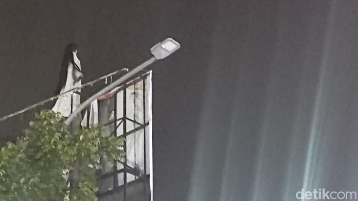 Kuntilanak mejeng di billboard Jalan Dipatiukur, Kota Bandung.