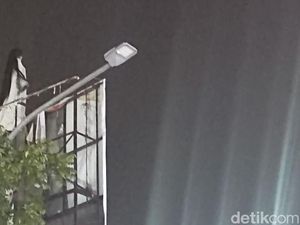 Satpol PP Bakal Turunkan Kuntilanak dari Atas Baliho Bandung