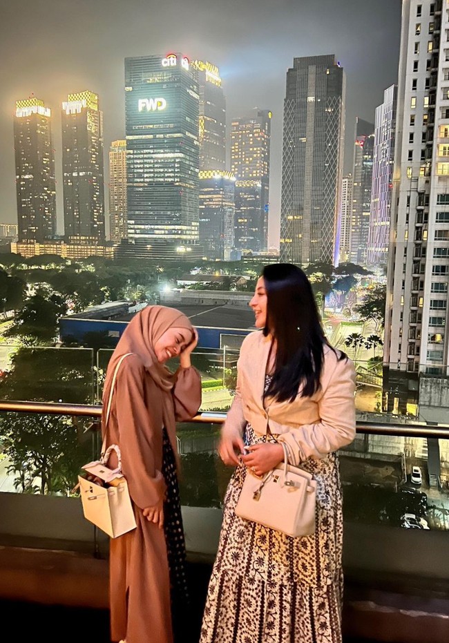 Melalui unggahan-unggahan foto yang dibagikan Lesti di Instagram, beberapa netizen menyebut jika penampilan Lesti kini terlihat jadi semakin kurus. Lesty makin kurus...gemukin dikit de biar g klihatan tonjolan rahangnya, komentar salah seorang netizen. Foto: Instagram/@lestykejora