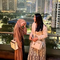 Melalui unggahan-unggahan foto yang dibagikan Lesti di Instagram, beberapa netizen menyebut jika penampilan Lesti kini terlihat jadi semakin kurus. Lesty makin kurus...gemukin dikit de biar g klihatan tonjolan rahangnya, komentar salah seorang netizen. Foto: Instagram/@lestykejora