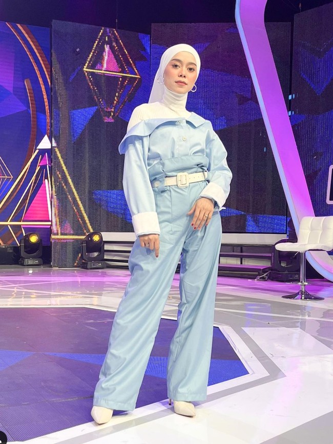 Dalam beberapa foto terbaru yang diunggahnya, penampilan Lesti memang terlihat sedikit lebih langsing. Wajahnya pun jadi tampak semakin tirus. Namun bisa jadi hal itu karena efek editan atau angle pengambilan fotonya saja. Foto: Instagram/@lestykejora