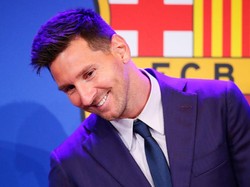 Konflik berlanjut saat Lionel Messi mengirim burofax ke Barca demi bisa pergi. Salah satu pemicunya karena La Pulga kecewa Suarez diperlakukan tak baik. Foto: (Getty Images)