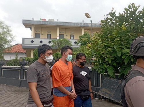 Kairul Fajri (26), pelaku pencurian ratusan router wifi di Denpasar dan Badung asal Sumenep saat digiring polisi di Mapolsek Denpasar Barat, Jumat (30/9/2022)