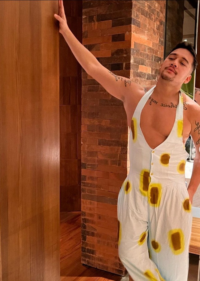 Pebasket dan aktor ini memakai jumpsuit motif abstrak dari brand lokal SUKU Home. Foto: Instagram/@lawalata13