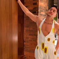 Pebasket dan aktor ini memakai jumpsuit motif abstrak dari brand lokal SUKU Home. Foto: Instagram/@lawalata13