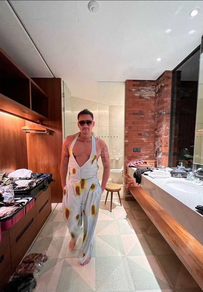 Pujian membanjiri unggahan foto Mario Lawalata yang memakai jumpsuit warna putih dengan motif kuning-cokelat ini. Dia dinilai berani denan gaya busana yang mendobrak gener norm.  Foto: Instagram/@lawalata13