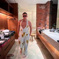 Pujian membanjiri unggahan foto Mario Lawalata yang memakai jumpsuit warna putih dengan motif kuning-cokelat ini. Dia dinilai berani denan gaya busana yang mendobrak gener norm.  Foto: Instagram/@lawalata13