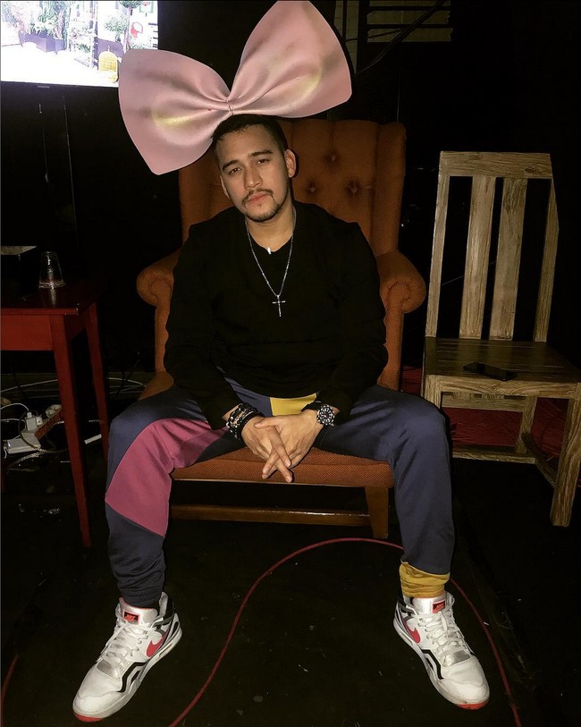 Ini bukan kali pertama Mario Lawalata mendobrak batasan gender dengan pilihan busananya. Beberapa waktu lalu, pria 42 tahun ini juga pernah memakai bando pita besar berwarna pink. Foto: Instagram/@lawalata13