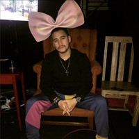 Ini bukan kali pertama Mario Lawalata mendobrak batasan gender dengan pilihan busananya. Beberapa waktu lalu, pria 42 tahun ini juga pernah memakai bando pita besar berwarna pink. Foto: Instagram/@lawalata13