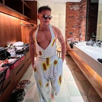 Mario Lawalata berani tampil beda memakai jumpsuit halter dengan belahan dada rendah dan memperlihatkan kulit punggung. Tato di lengan, punggung serta dada pun terekspos. Foto: Instagram/@lawalata13