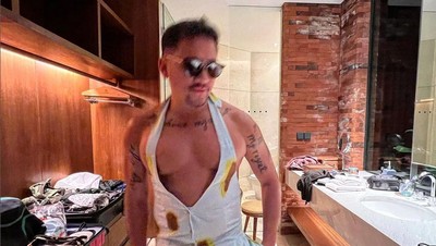6 Gaya Berani Mario Lawalata Dobrak Batas Gender, Pakai Jumpsuit Ekspos Dada