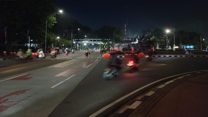 Massa Mahasiswa Bubarkan Diri, Jalan Medan Merdeka Barat Dibuka (Anggi/detikcom)
