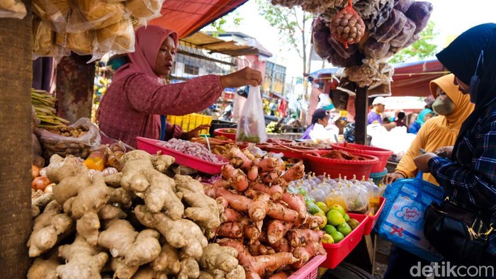 Harga pangan di Jakarta turun hari ini setelah mengalami kenaikan kemarin. Begini aktvitas jual beli di pasar.