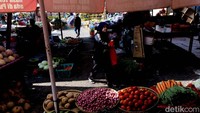 Aktivitas di Pasar Minggu terpantau ramai meski belum malam hari.