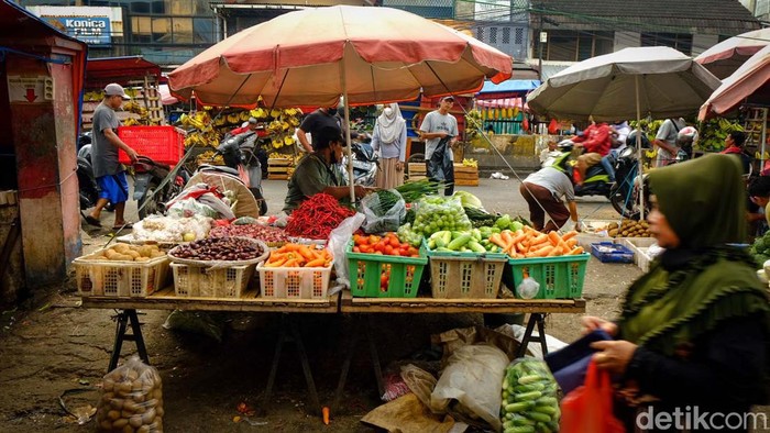 Melihat Aktivitas Pasar Saat Harga Pangan Jakarta Turun Hari Ini Harga pangan di Jakarta turun hari ini setelah mengalami kenaikan kemarin. Begini aktvitas jual beli di pasar.