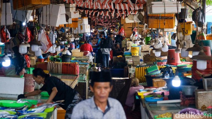 Melihat Aktivitas Pasar Saat Harga Pangan Jakarta Turun Hari Ini Harga pangan di Jakarta turun hari ini setelah mengalami kenaikan kemarin. Begini aktvitas jual beli di pasar.