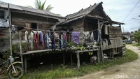 Rumah ini dulunya dibangun tinggi karena untuk meletakkan hasil panen hingga ternak.