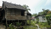 Kepala Desa Sekida Sujianto menjelaskan rumah-rumah yang berada di desa ini masih menggunakan rumah panggung yang diwariskan turun temurun.