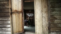 Desa Sekida juga terkenal dengan sebutan Kampung Kreatif. Aktivitas warga di sini juga membuat tas dari rotan yang kemudian dijual sebagai oleh-oleh khas Jagoi Babang.