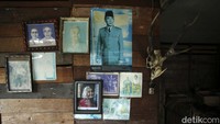 Di salah satu rumah tidak hanya terpajang foto keluarga, poster Sukarno juga terpampang di salah satu dinding.