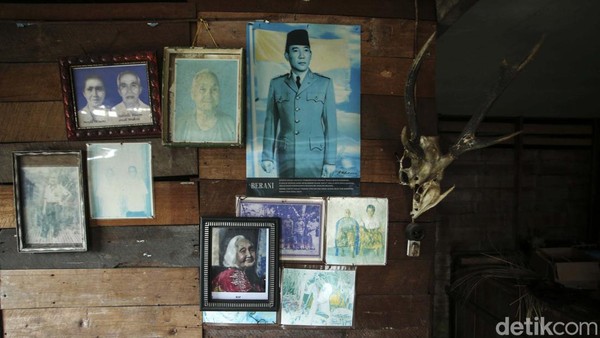 Di salah satu rumah tidak hanya terpajang foto keluarga, poster Sukarno juga terpampang di salah satu dinding. Di salah satu rumah tidak hanya terpajang foto keluarga, poster Sukarno juga terpampang di salah satu dinding.