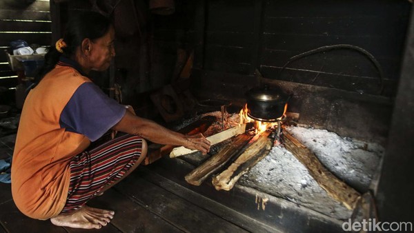 Warga juga masih menggunakan kayu bakar untuk memasak.