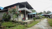Seorang warga sedang duduk santai di teras rumahnya di Desa Sekida, Jagoi Babang, Kalbar, Jumat (9/9/2022) lalu.