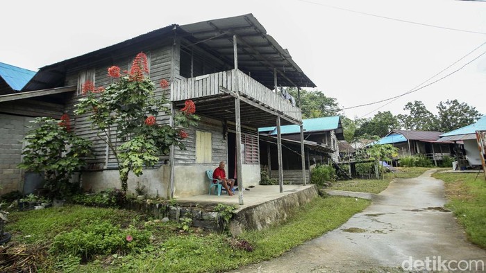 Seorang warga beraktivitas di Desa Sekida, Jagoi Babang, Kalbar, Jumat (9/9/2022). Beberapa rumah di desa ini masih menggunakan rumah panggung dengan material kayu.