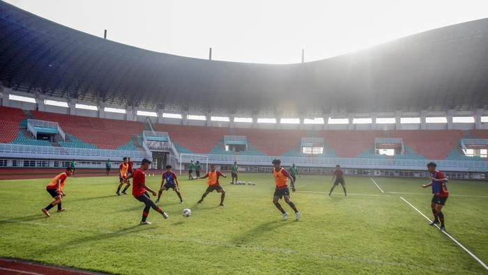 Sejumlah pesepak bola Timnas sepak bola U-17 melakukan sesi latihan di Stadion Pakansari, Kabupaten Bogor, Jawa Barat, Jumat (30/9/2022). Latihan tersebut sebagai persiapan dalam kualifikasi Piala Asia AFC U-17 grup B yang dilaksanakan dari tanggal 3-9 Oktober 2022. ANTARA FOTO/Yulius Satria Wijaya/foc.