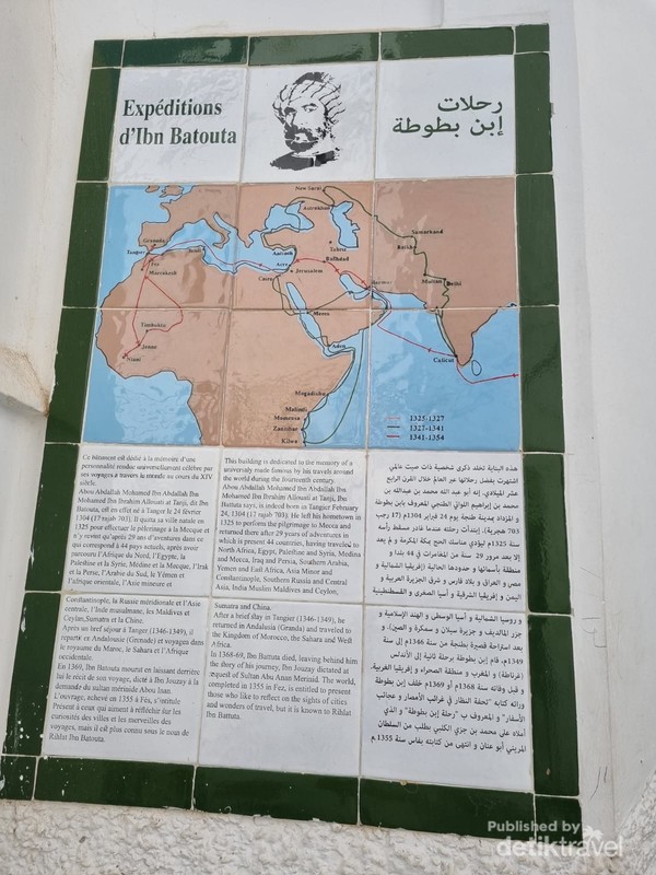 Plakat di dinding bangunan yang menjadi makam Ibnu Batutah.