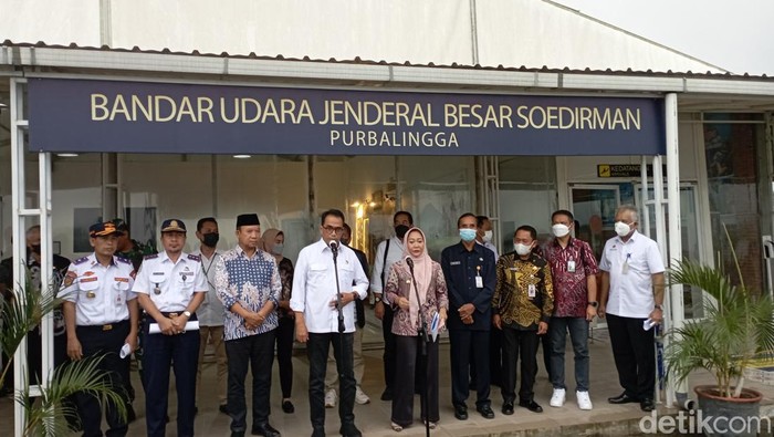 Menteri Perhubungan Budi Karya Sumadi saat mengunjungi Bandara JB Soedirman Purbalingga, Jumat (30/9/2022).