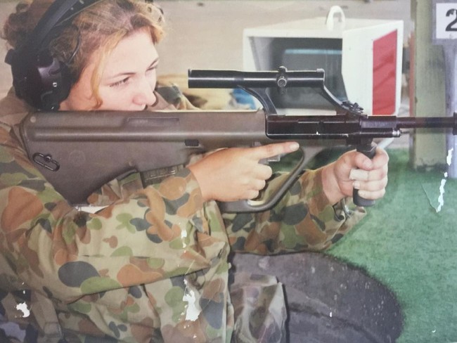 Missy yang pernah menjadi tentara mengakui jika kebanyakan kliennya adalah pria. Sejauh ini ia hanya pernah kedatangan satu tamu wanita. Menurutnya, terapi sambil berpelukan memang punya banyak manfaat untuk lelaki. Kurangnya pelukan bisa menyebabkan kesepian dan kebiasaan merusak, seperti menggigiti kuku hingga merokok.Foto: Instagram Missy Robinson