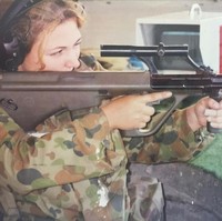 Missy yang pernah menjadi tentara mengakui jika kebanyakan kliennya adalah pria. Sejauh ini ia hanya pernah kedatangan satu tamu wanita. Menurutnya, terapi sambil berpelukan memang punya banyak manfaat untuk lelaki. Kurangnya pelukan bisa menyebabkan kesepian dan kebiasaan merusak, seperti menggigiti kuku hingga merokok.Foto: Instagram Missy Robinson